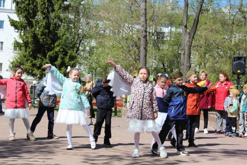 torzhestvennaja-ceremonija-vozlozhenija-cvetov-na-allee-geroev-52c168c Без рубрики 