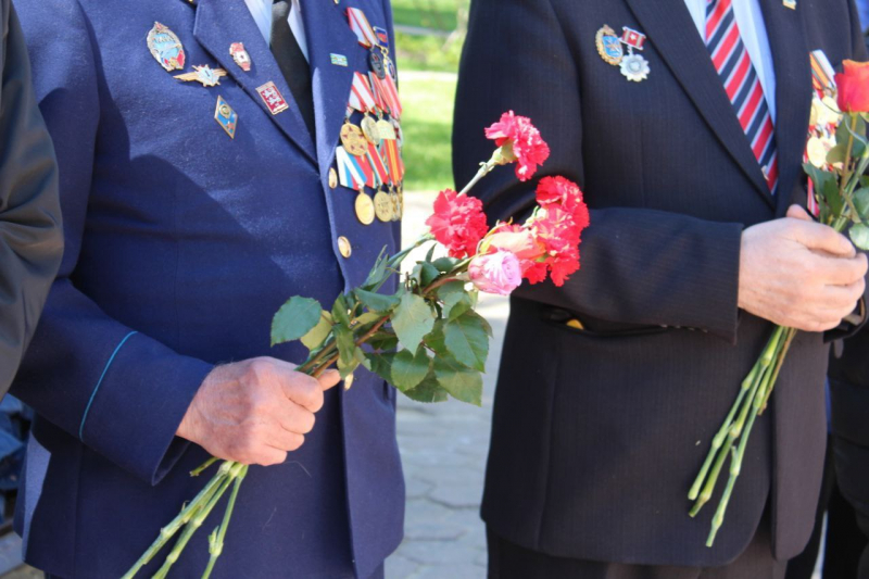 torzhestvennaja-ceremonija-vozlozhenija-cvetov-na-allee-geroev-d688f41 Без рубрики 